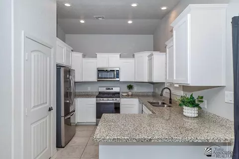 Kitchen - 11522 E 33 Ln, Yuma, AZ 85367 photo 3 of 5