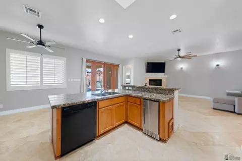 Kitchen - 5914 E 39 Pl, Yuma, AZ 85365 photo 3 of 5