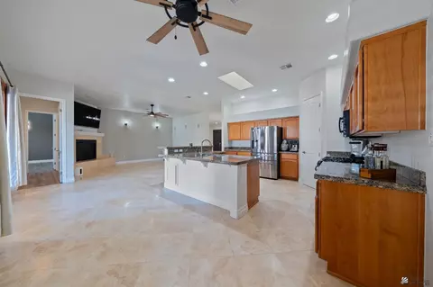 Kitchen - 5914 E 39 Pl, Yuma, AZ 85365 photo 4 of 5