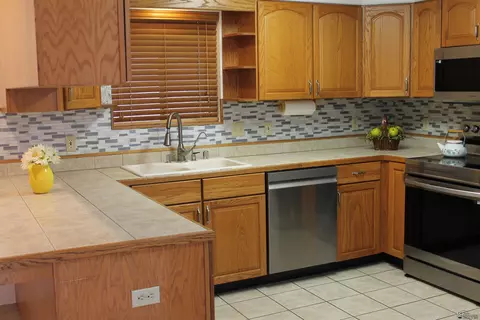Kitchen - 9676 E 33 Ln, Yuma, AZ 85365 photo 2 of 3