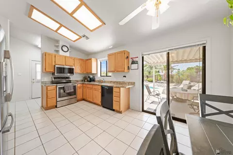 Kitchen - 13381 E 40 Dr, Yuma, AZ 85367 photo 5 of 5