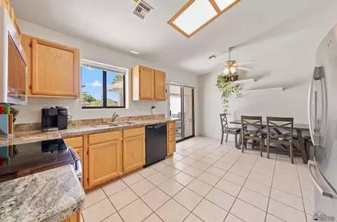 Kitchen - 13381 E 40 Dr, Yuma, AZ 85367 photo 4 of 5
