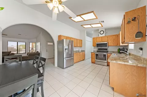 Kitchen - 13381 E 40 Dr, Yuma, AZ 85367 photo 2 of 5