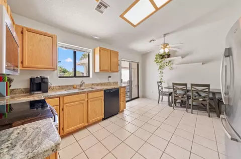 Kitchen - 13381 E 40 Dr, Yuma, AZ 85367 photo 4 of 5