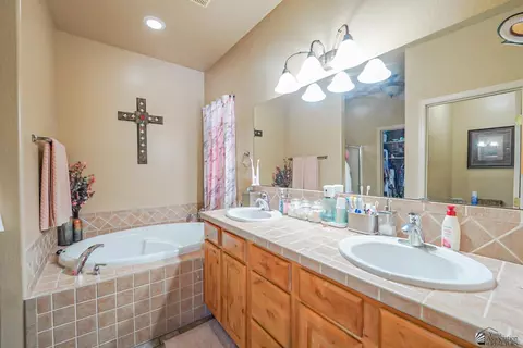 Bath - 14646 E 49 Dr, Yuma, AZ 85367 photo 1 of 3