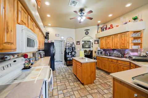 Kitchen - 14646 E 49 Dr, Yuma, AZ 85367 photo 3 of 3