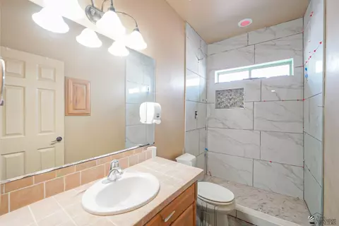 Bath - 14646 E 49 Dr, Yuma, AZ 85367 photo 3 of 3