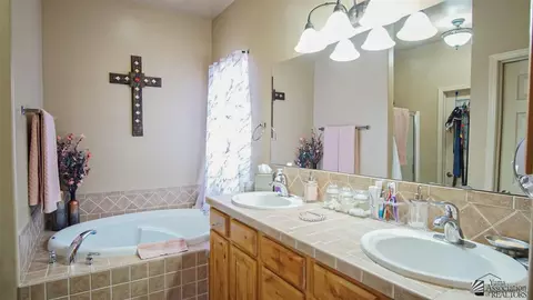 Bath - 14646 E 49 Dr, Yuma, AZ 85367 photo 3 of 4