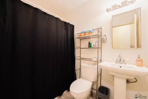 Bath - 8559 E 38 Ln, Yuma, AZ 85365 photo 1 of 2