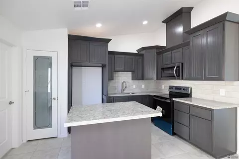 Kitchen - 10820 E 45 St, Yuma, AZ 85367 photo 2 of 2