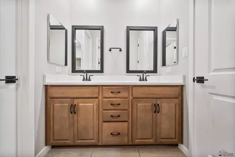 Bath - 7631 E 35 Pl, Yuma, AZ 85367 photo 1 of 4