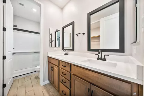 Bath - 7631 E 35 Pl, Yuma, AZ 85367 photo 2 of 4