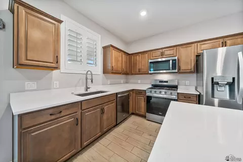 Kitchen - 7631 E 35 Pl, Yuma, AZ 85367 photo 2 of 4