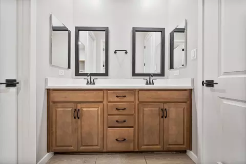 Bath - 7631 E 35 Pl, Yuma, AZ 85367 photo 1 of 4