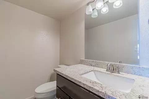 Bath - 910 E 25 Pl, Yuma, AZ 85365 photo 2 of 3