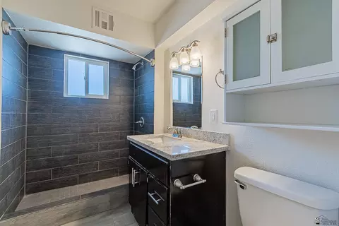 Bath - 910 E 25 Pl, Yuma, AZ 85365 photo 3 of 3