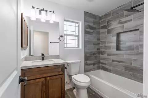 Bath - 10744 E 45 Ln, Yuma, AZ 85367 photo 1 of 2