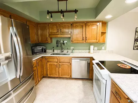 Kitchen - 11261 E 35 Pl, Yuma, AZ 85367 photo 4 of 4