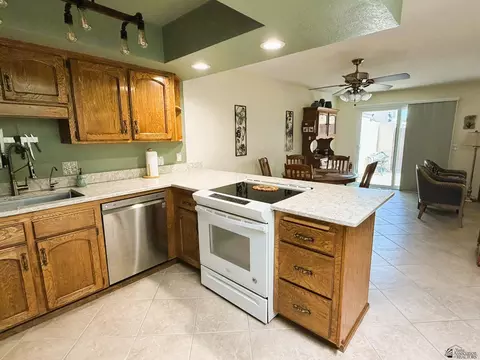 Kitchen - 11261 E 35 Pl, Yuma, AZ 85367 photo 3 of 4