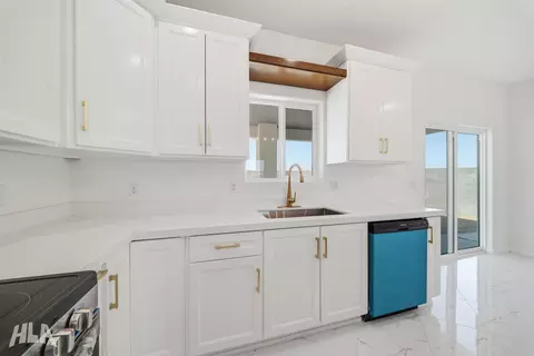 Kitchen - 10660 E 45 St, Yuma, AZ 85365 photo 3 of 5