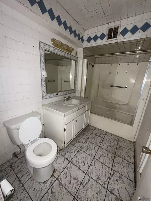 Bath - 925 E La Mesa St, Yuma, AZ 85364 photo 1 of 1