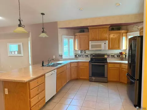 Kitchen - 5365 E 33 Ln, Yuma, AZ 85365 photo 2 of 5