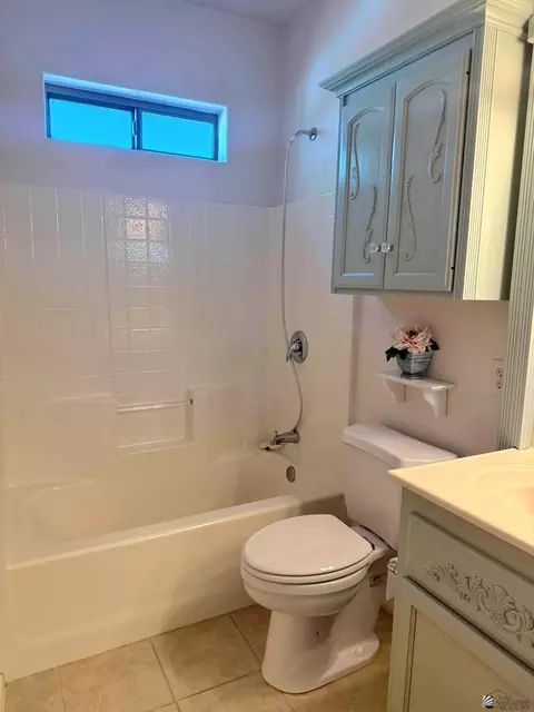 Bath - 5365 E 33 Ln, Yuma, AZ 85365 photo 2 of 3