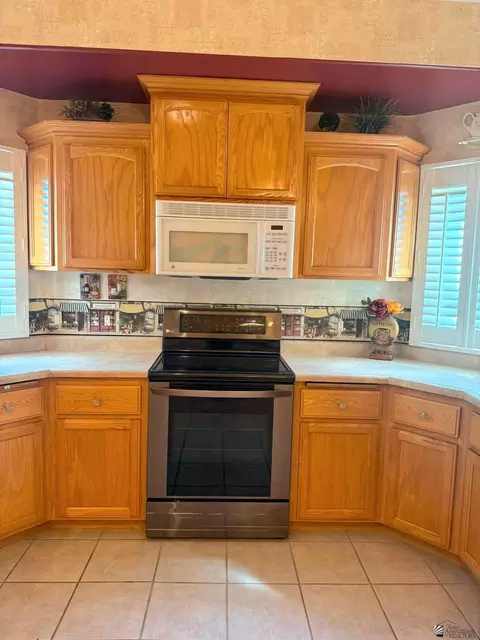 Kitchen - 5365 E 33 Ln, Yuma, AZ 85365 photo 3 of 5