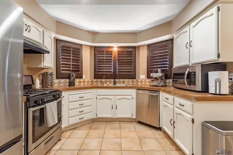 Kitchen - 1958 S 37 Ave, Yuma, AZ 85364 photo 2 of 3