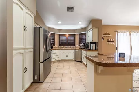 Kitchen - 1958 S 37 Ave, Yuma, AZ 85364 photo 1 of 3