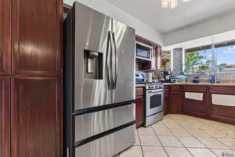 Kitchen - 7338 E 25 Pl, Yuma, AZ 85365 photo 3 of 4