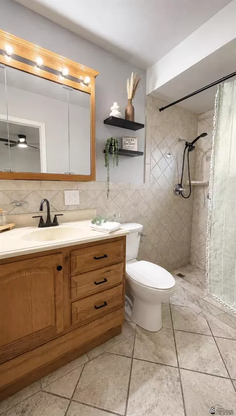 Bath - 711 E 26 Pl, Yuma, AZ 85365 photo 3 of 3