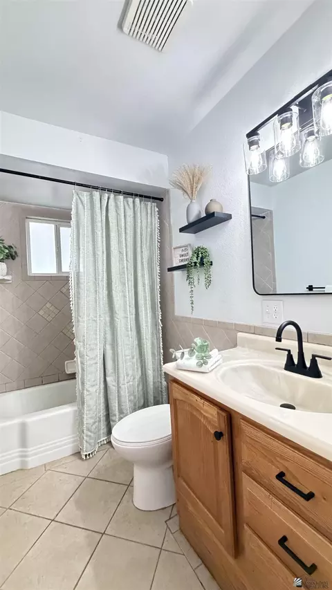 Bath - 711 E 26 Pl, Yuma, AZ 85365 photo 1 of 3