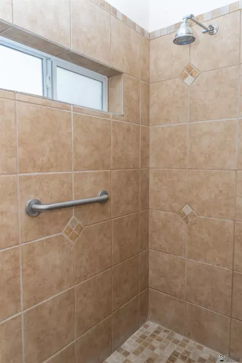 Bath - 14593 E 50 St, Yuma, AZ 85367 photo 2 of 7