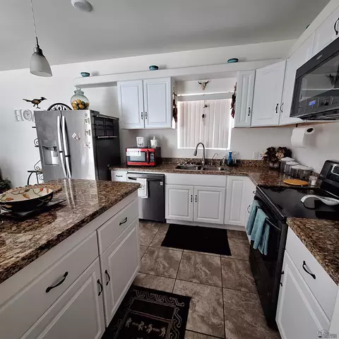 Kitchen - 12726 E 47 Dr, Yuma, AZ 85367 photo 2 of 2