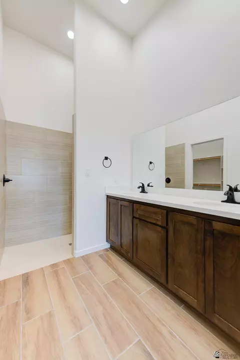 Bath - 7510 E 24 Pl, Yuma, AZ 85365 photo 3 of 6
