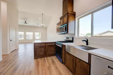 Kitchen - 7510 E 24 Pl, Yuma, AZ 85365 photo 3 of 5