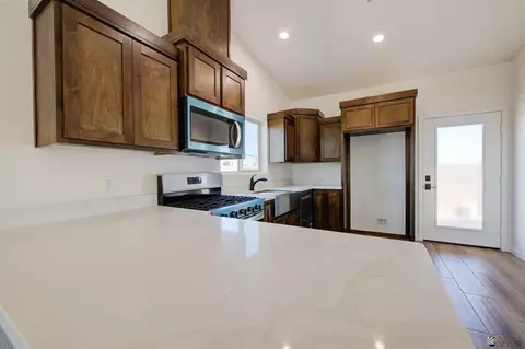 Kitchen - 7510 E 24 Pl, Yuma, AZ 85365 photo 4 of 5