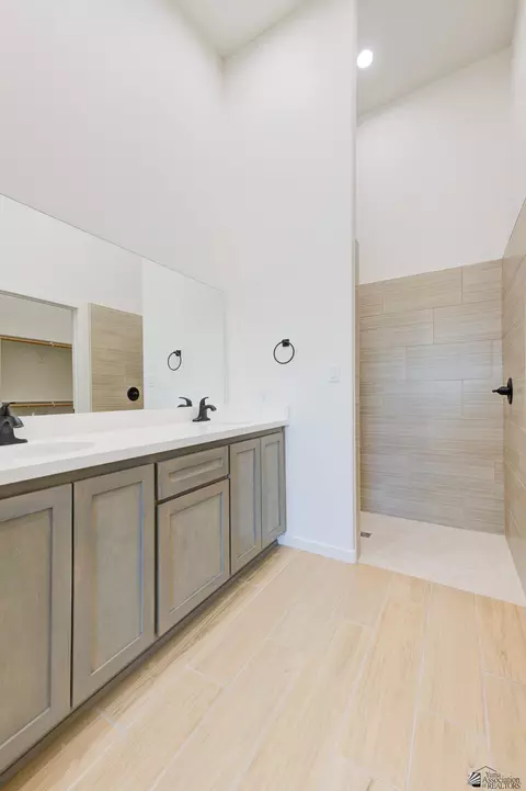 Bath - 7518 E 24 Pl, Yuma, AZ 85365 photo 5 of 8