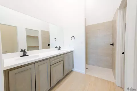 Bath - 7518 E 24 Pl, Yuma, AZ 85365 photo 4 of 8