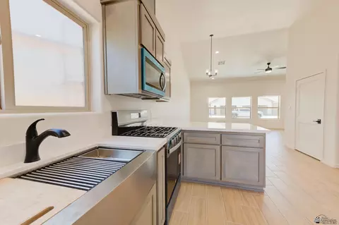 Kitchen - 7518 E 24 Pl, Yuma, AZ 85365 photo 4 of 4