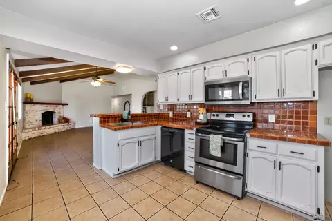 Kitchen - 3420 E Rubio Ln, Yuma, AZ 85365 photo 2 of 2