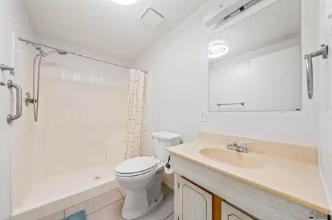 Bath - 2010 E 25 Pl, Yuma, AZ 85365 photo 2 of 2