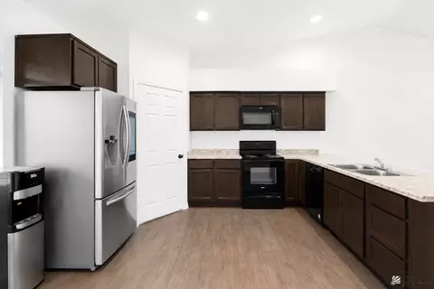 Kitchen - 7343 E 37 St, Yuma, AZ 85365 photo 2 of 2