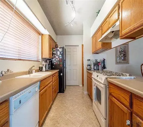Kitchen - 8596 E 26 Pl, Yuma, AZ 85365 photo 2 of 2