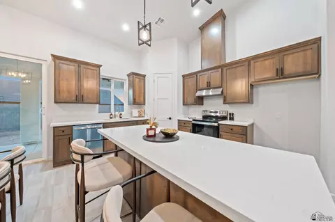 Kitchen - 10570 E 46 Pl, Yuma, AZ 85367 photo 3 of 6