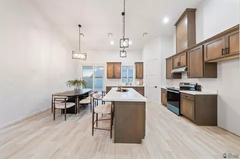 Kitchen - 10570 E 46 Pl, Yuma, AZ 85367 photo 5 of 6