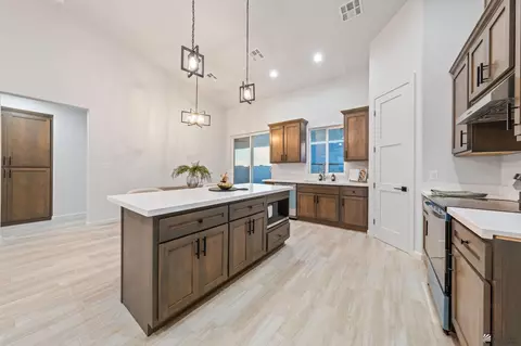 Kitchen - 10570 E 46 Pl, Yuma, AZ 85367 photo 4 of 6