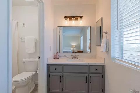 Bath - 6303 E 43 Pl, Yuma, AZ 85365 photo 1 of 2
