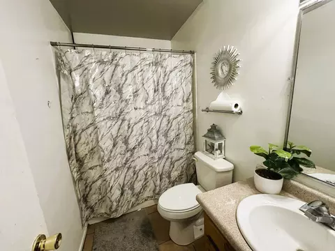 Bath - 8868 E 39 Pl, Yuma, AZ 85365 photo 2 of 2